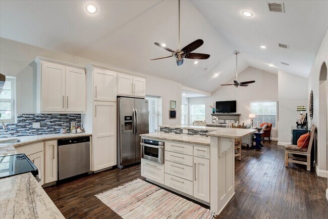 Building Photo - 2521 Benbrook Blvd