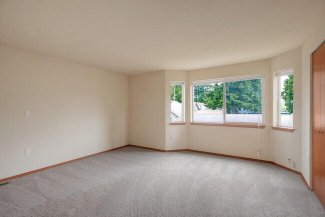 Building Photo - SOUTH SEATTLE HOME WITH YARD & 2 CAR GARAGE!