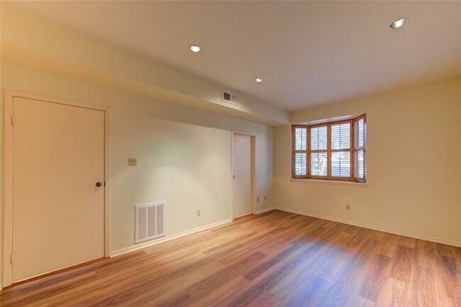 Building Photo - 5300 Mercer St