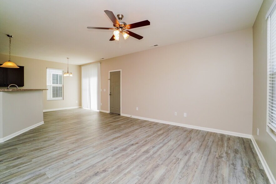 Building Photo - 682 Penn St