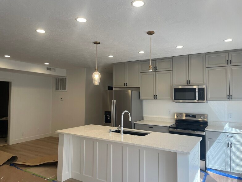 Kitchen & Dining - 222 W Golden Eagle Cir