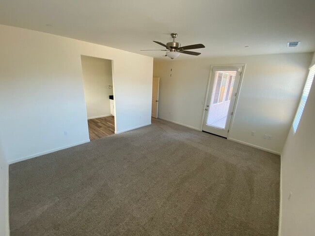 Building Photo - Gorgeous NEWER home between Tulare and Vis...