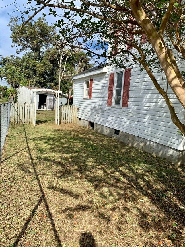 Building Photo - Charming 2 Bedroom with bonus room home in Historic Downtown Morehead City Walking District! Walk...