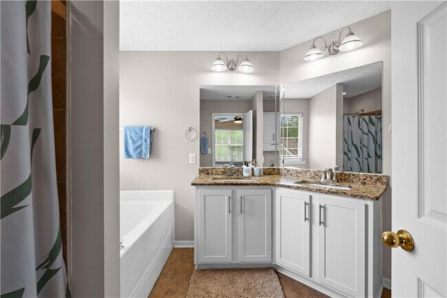 Building Photo - 38 Roxbury Ln