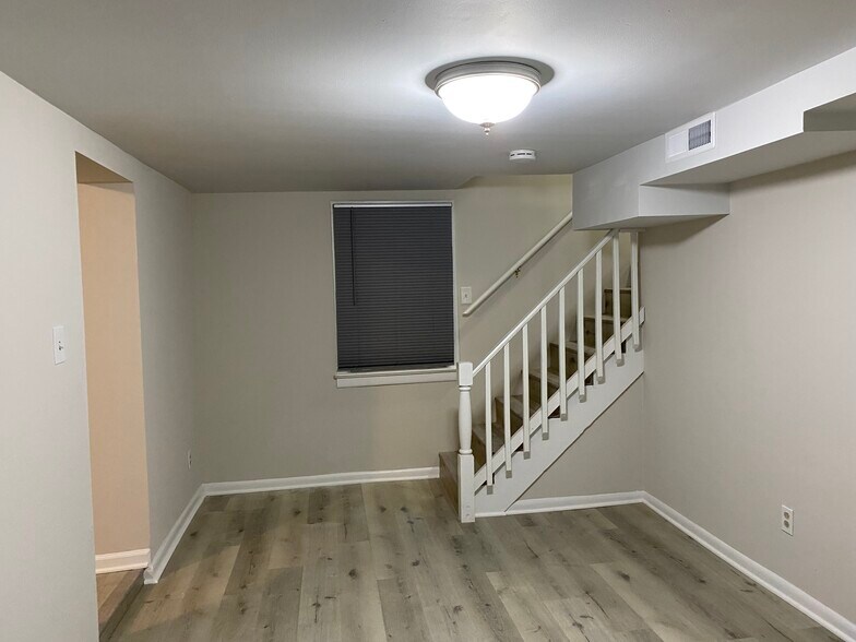 Building Photo - 563 Pennington Ave