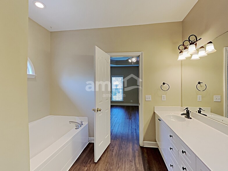 Building Photo - 3129 Jenkins Dr