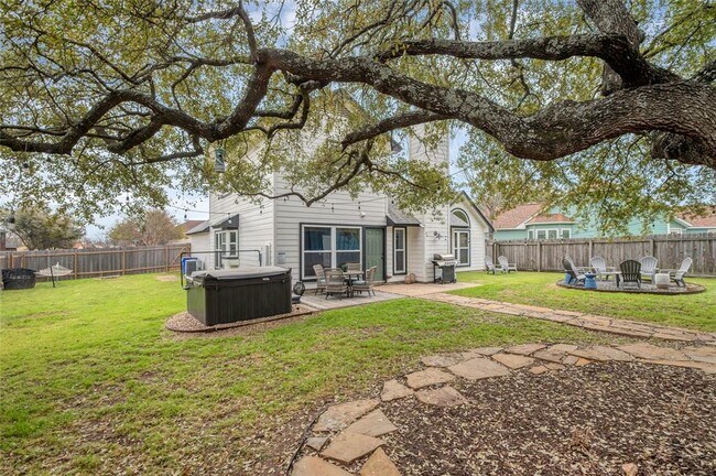 Building Photo - 901 Oakcrest Cir
