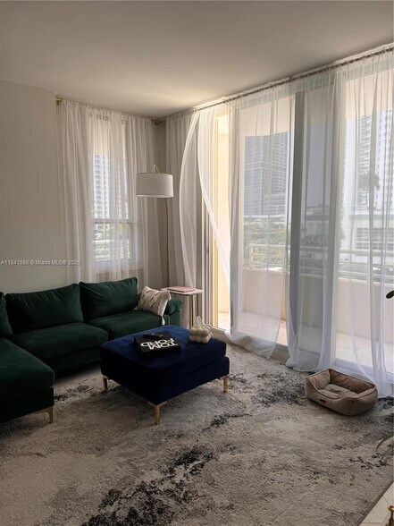 Building Photo - 888 Brickell Key Dr