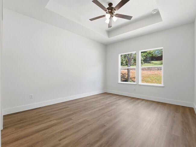 Building Photo - 609 Elm St