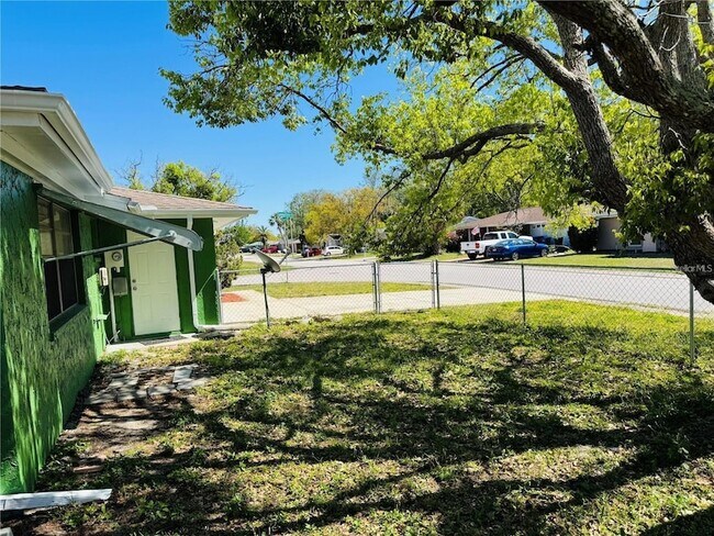 Building Photo - 7611 Summertree Ln