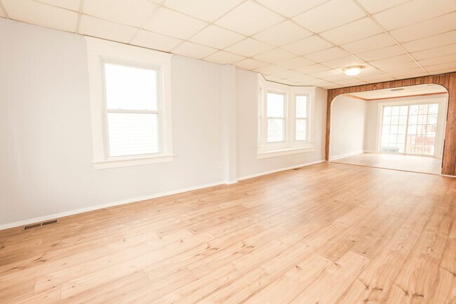 Building Photo - GREAT SINGLE FAMILY HOUSE . WAITING FOR YOU TO CALL HOME !!