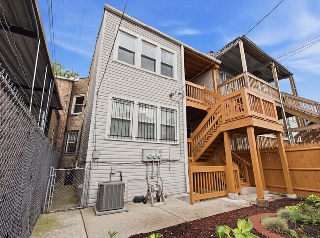 Building Photo - 7149 S Vernon Ave