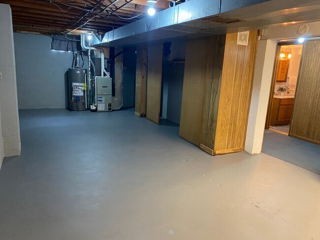 Building Photo - Now leasing for May 2026! Four Bed/Two Bath