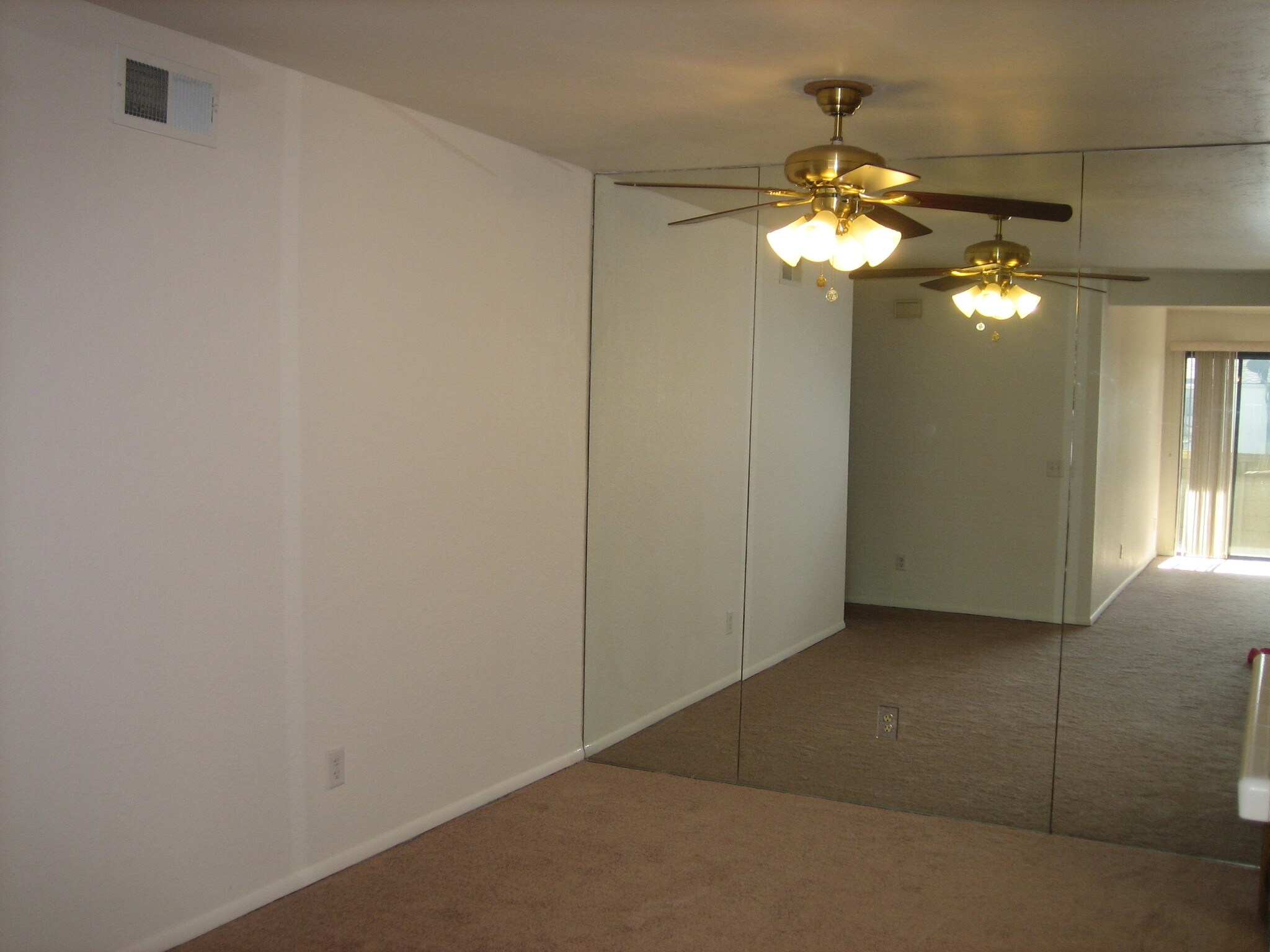 Building Photo - 9149 Village Glen Dr