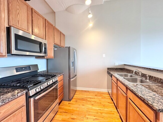 Building Photo - 1224 W Van Buren St