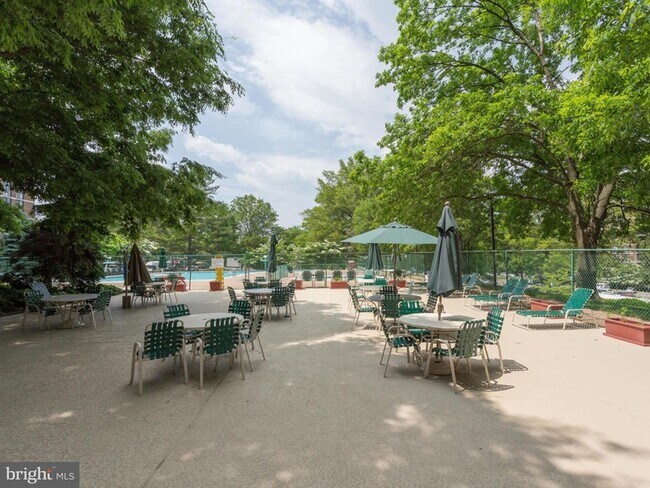 Building Photo - 2300 Pimmit Dr