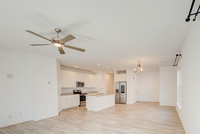 Building Photo - Like New End Unit Condo, 3 Bed 2.5 Bath