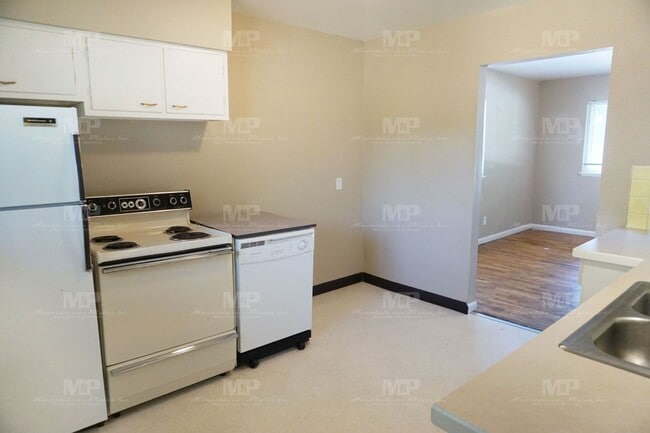 Building Photo - 1013 Castlerock Dr