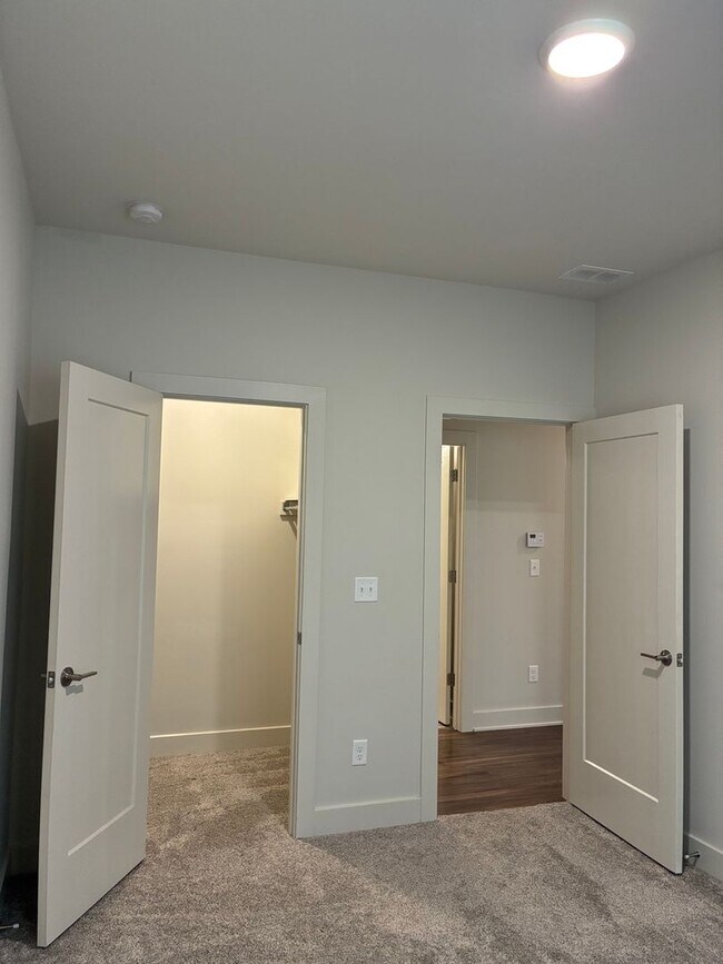 Building Photo - **LESS THAN 10 miles to Fort Knox**