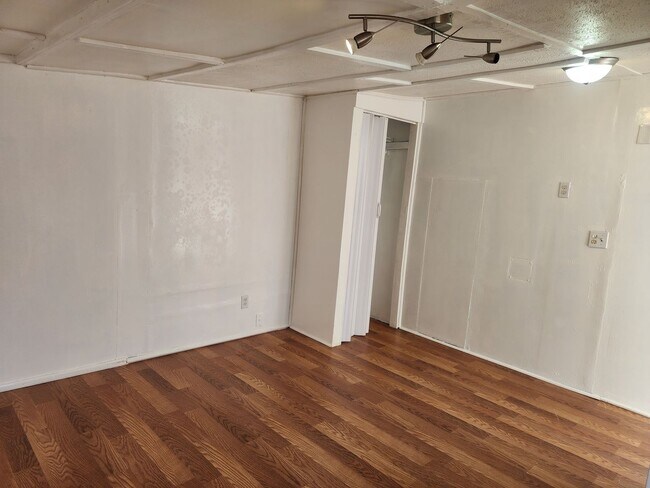 Building Photo - Beautiful 3 Bedroom with additonal 4th bedroom! Larg fenced front & backyard!!