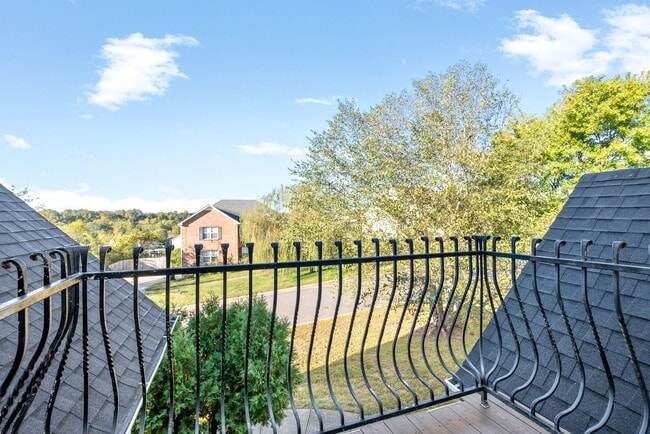 Building Photo - Pet Friendly Three Bedroom with Bonus!