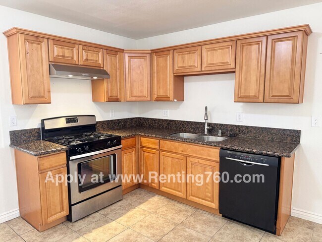 Building Photo - 3 Bed 2 Bath Home With Scenic Desert Views