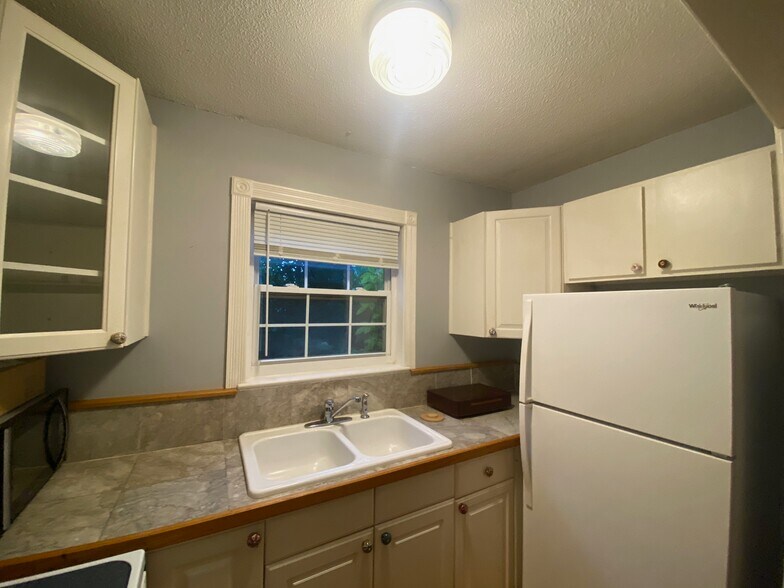 Building Photo - 811 Colony Dr