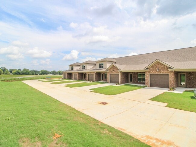Building Photo - MOVE IN Ready! Lucas Ferry Townhomes Commu...