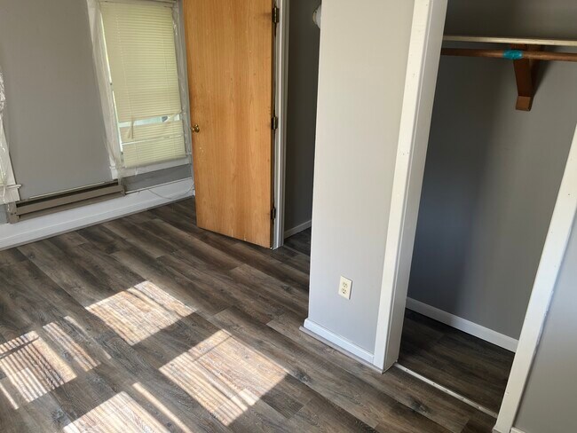 Building Photo - 915 Main St E