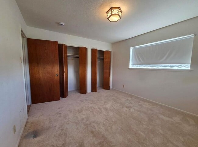 Building Photo - FOR LEASE!!