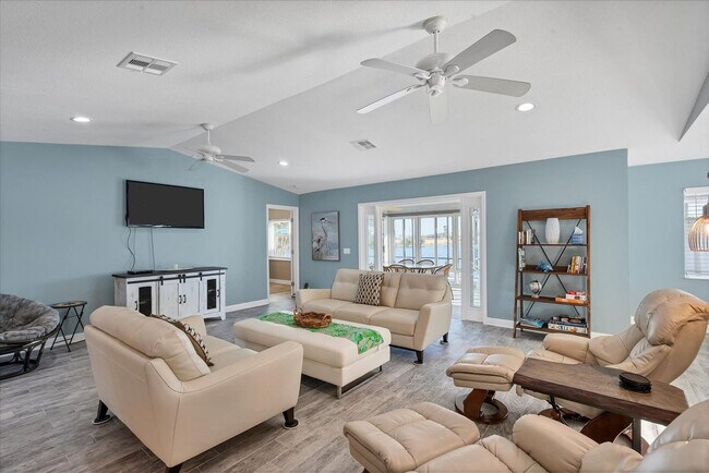 Building Photo - 15826 Aqua Cir