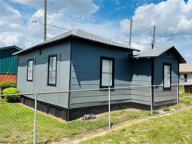 Building Photo - 1023 Ave D