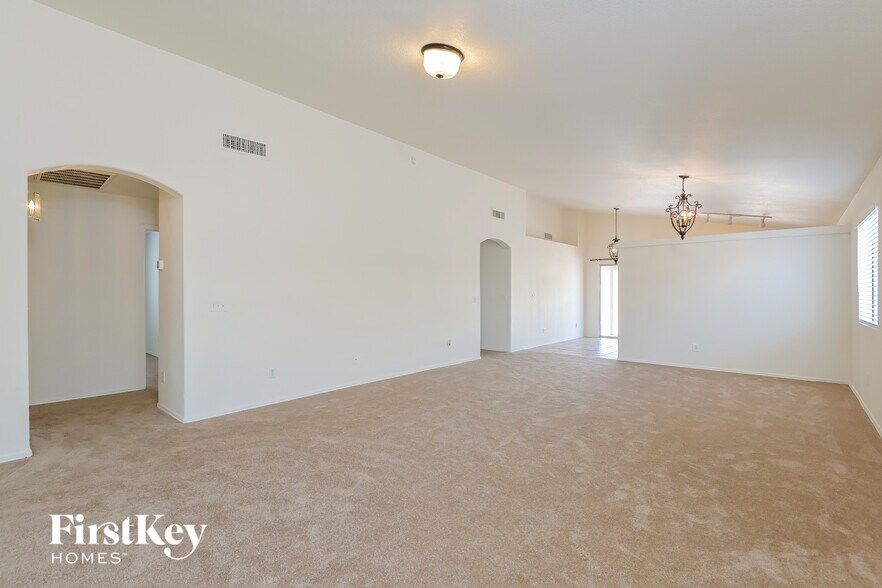 Building Photo - 3114 S Vaughn Dr