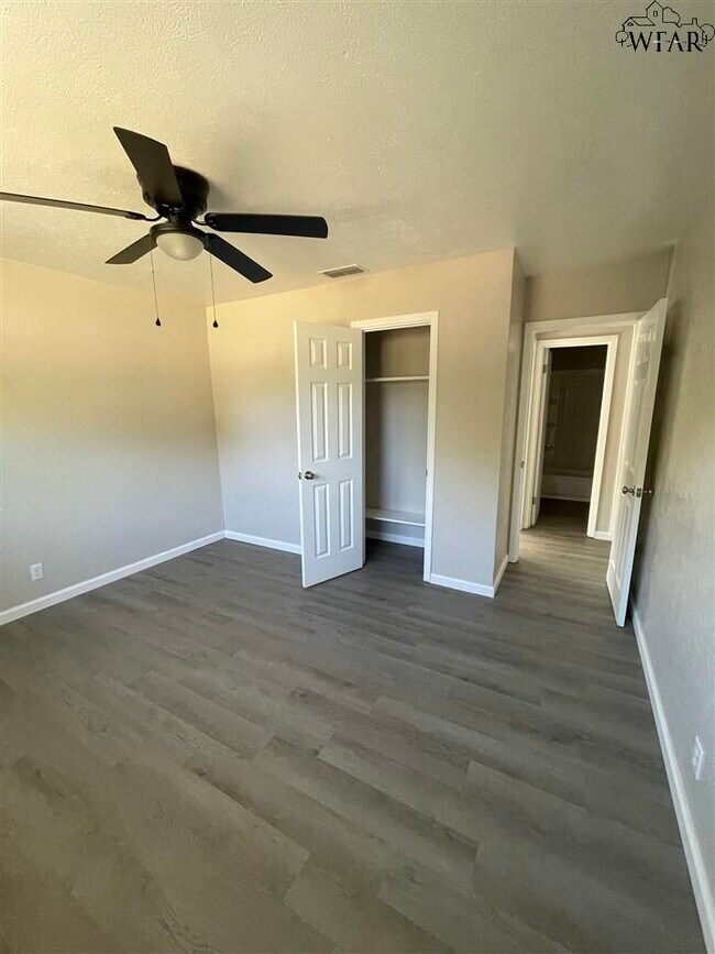 Building Photo - 5001 Lakefront Dr