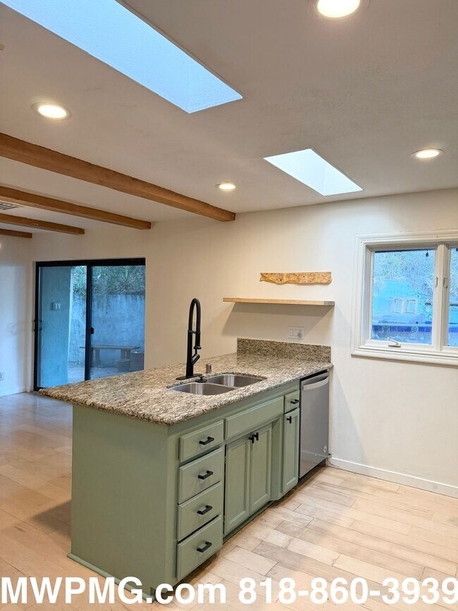 Building Photo - 4Bed 3Bath Woodland Hills home is an absol...