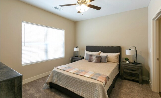 Building Photo - 2 Bedroom Luxury Apartment in the Northland of KCMO