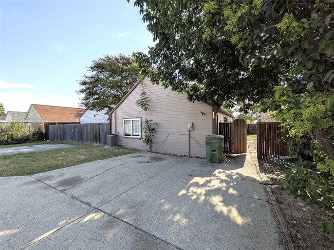 Building Photo - 323 Teakwood Ln