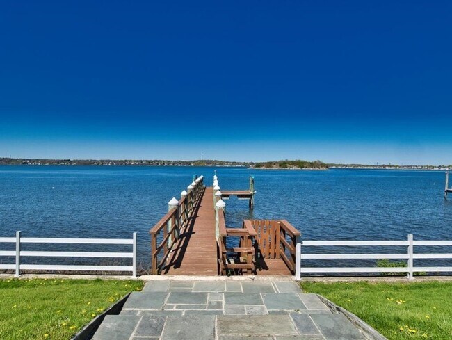 Building Photo - 149 Nanaquaket Rd