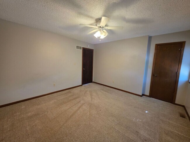 Building Photo - Spacious 2BR/1.5BA Quadplex