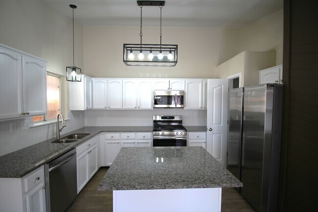 Building Photo - Beautiful Northeast Home -Utilities are a ...