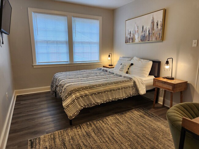 Building Photo - Cozy Apartment located near UAMS!