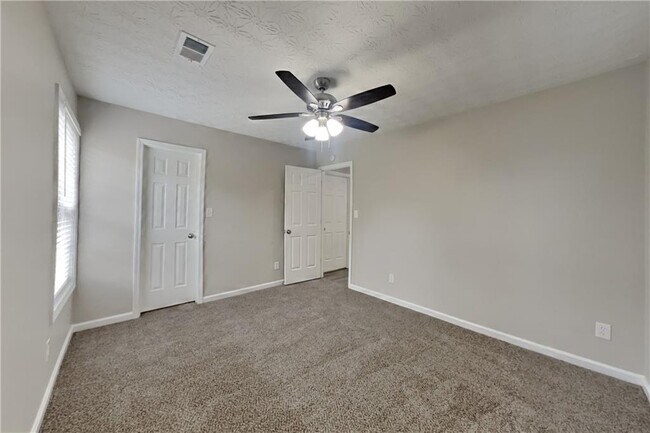 Building Photo - 1294 Log Cabin Ln SE