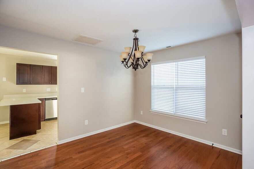 Building Photo - 420 Amir Cir