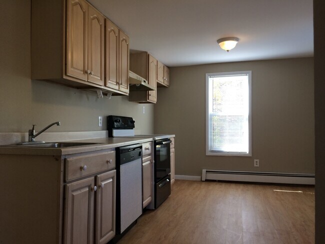 Building Photo - AVAILABLE NOW! Economical home with wood floors, Palisades Schools, laundry, gas heat