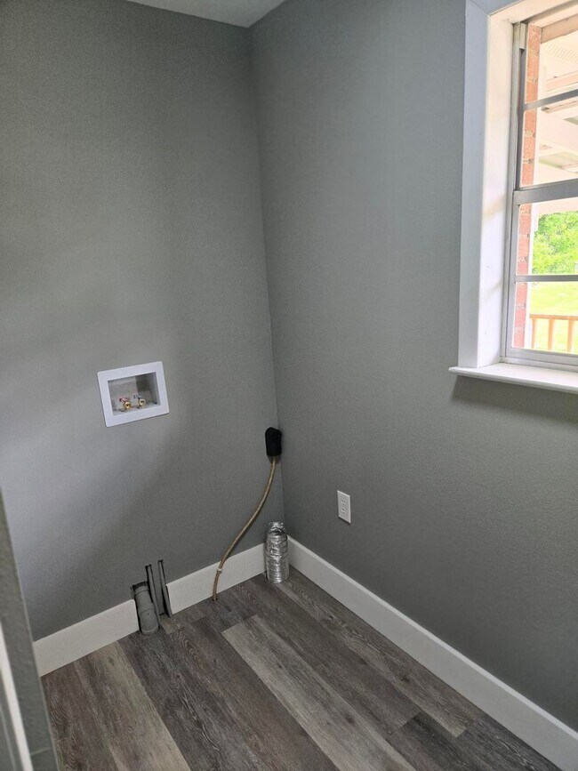 Building Photo - Charming 3-Bedroom Brick Home in Town – Newly Remodeled!