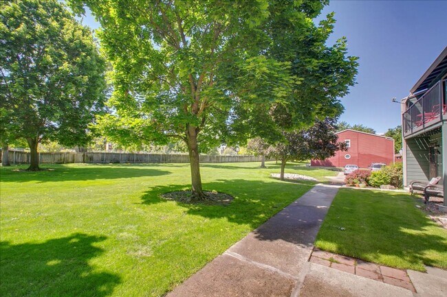Building Photo - Bright & Stylish Townhome in the Heart of ...