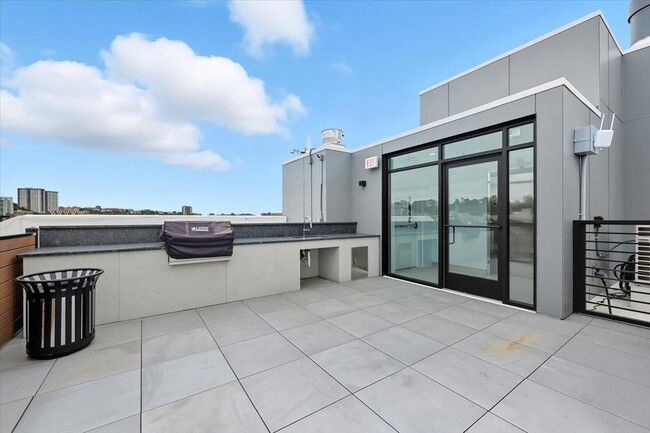 Building Photo - 303 Madison St