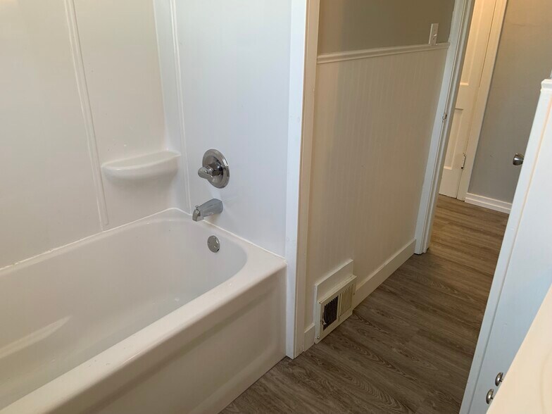 Building Photo - 343 E Lakewood Blvd