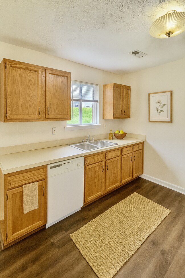 Building Photo - 2 Bedroom Townhouse in Richmond!