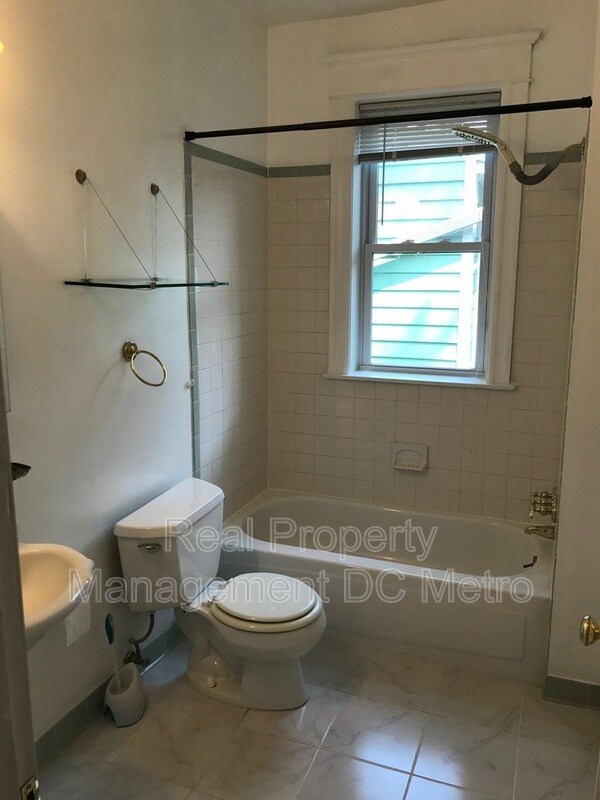 Building Photo - 309 9th St NE